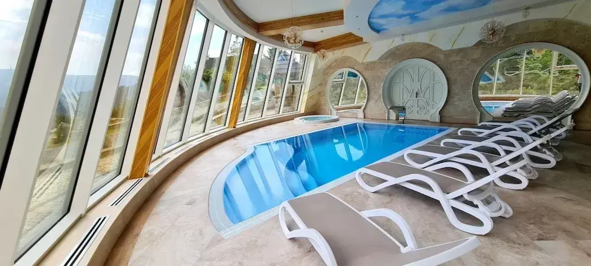 KRUPÓWKA MOUNTAIN RESORT - Widokowy hotel z basenami i wellness