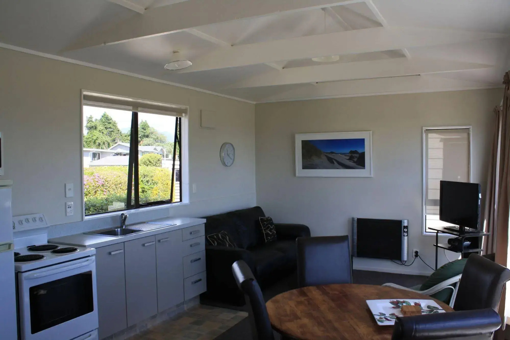 Pohara Beachfront Motel