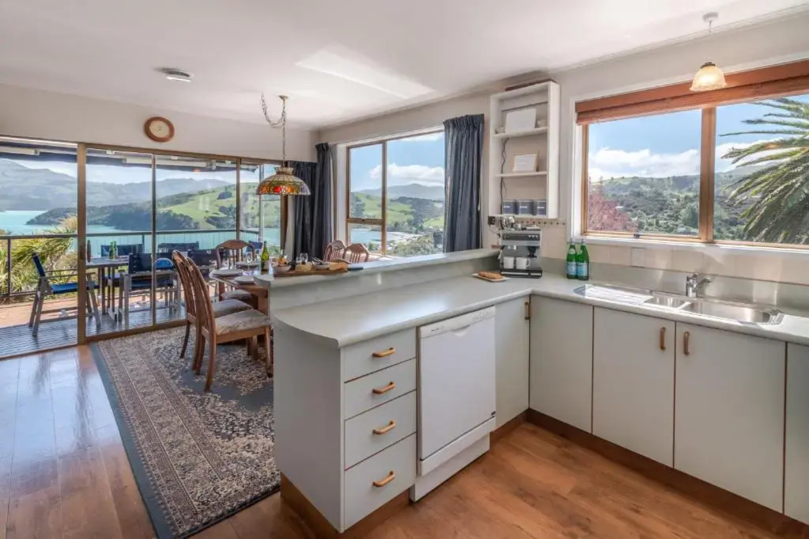 Hilltop Haven - Akaroa Holiday Home