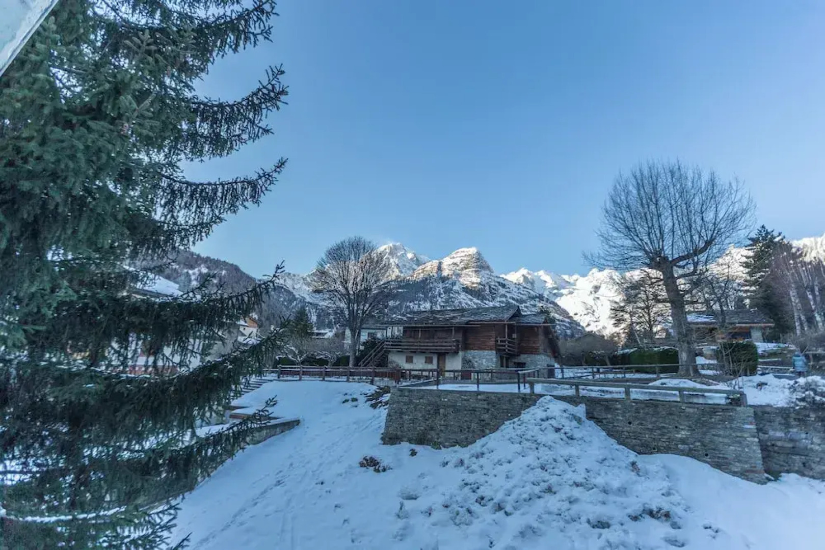 Welcoming 3BR Flat with parking in Verrand