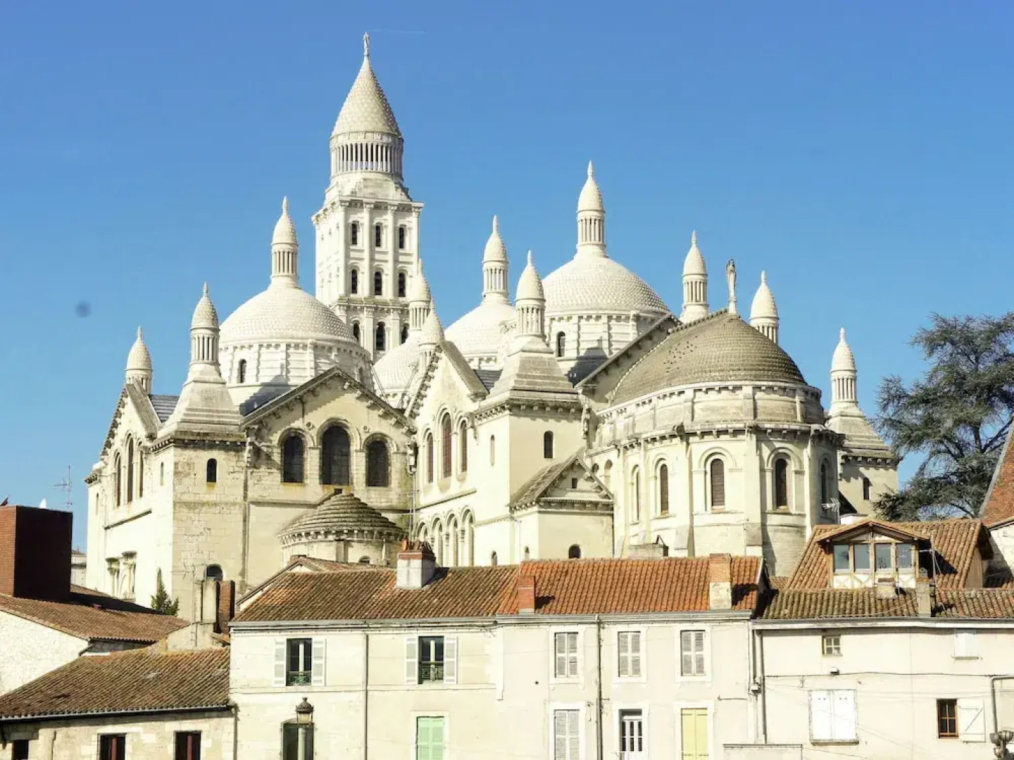 Exquisite Holiday Home in Issac With Swimming Pool