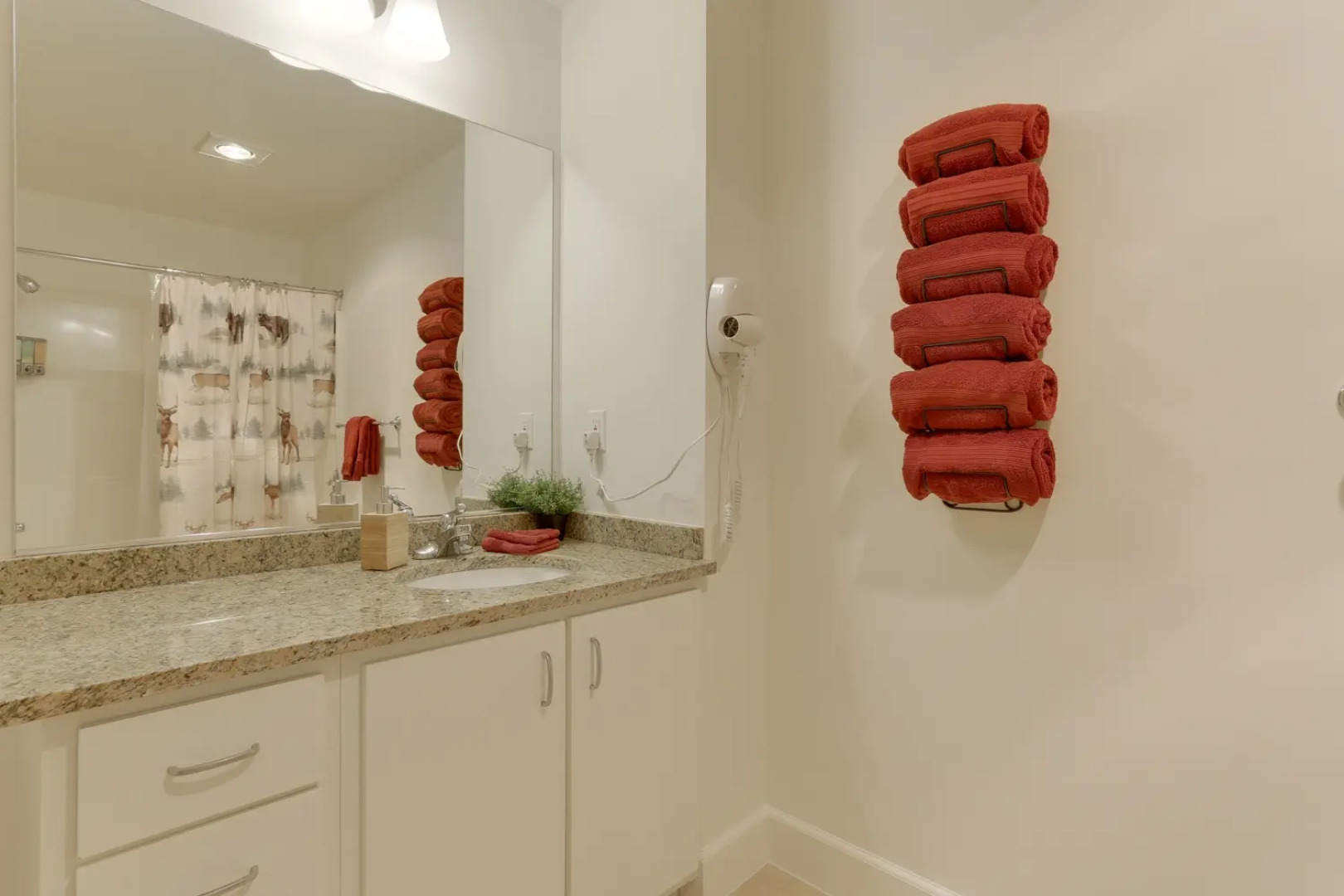 Modern, Upgraded Apartment - fast wifi and parking!