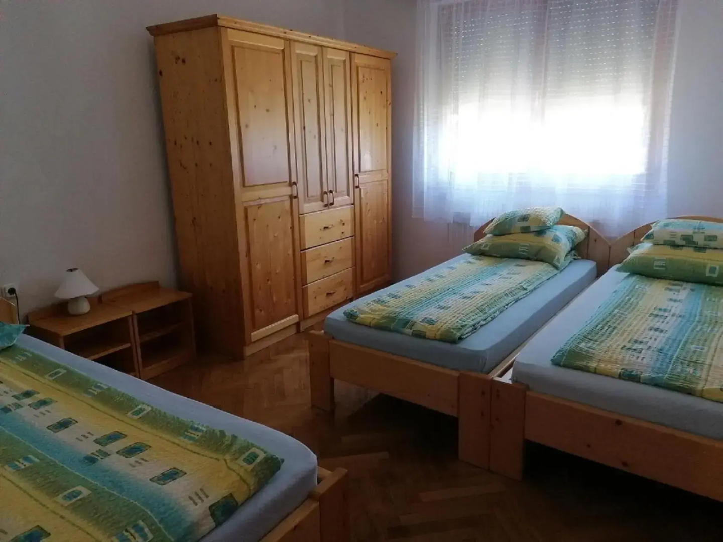 14 férőhelyes ház saját stéggel, játszótérrel Balatonfenyvesen vízparti utcában