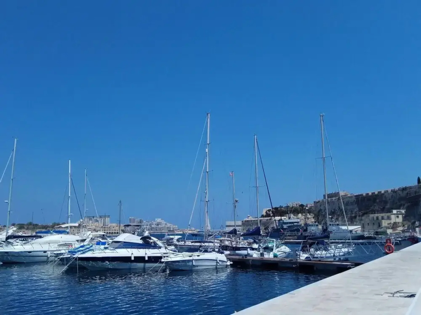 Modern Flat Close To Valletta sleeps 8