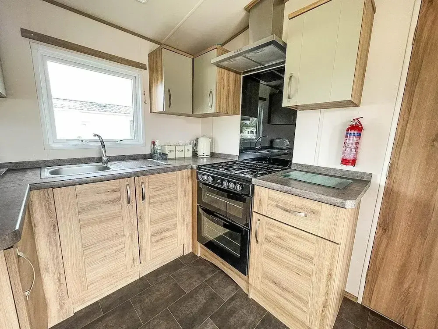 Caravansleeps6-hottub-garden-waterwonderland