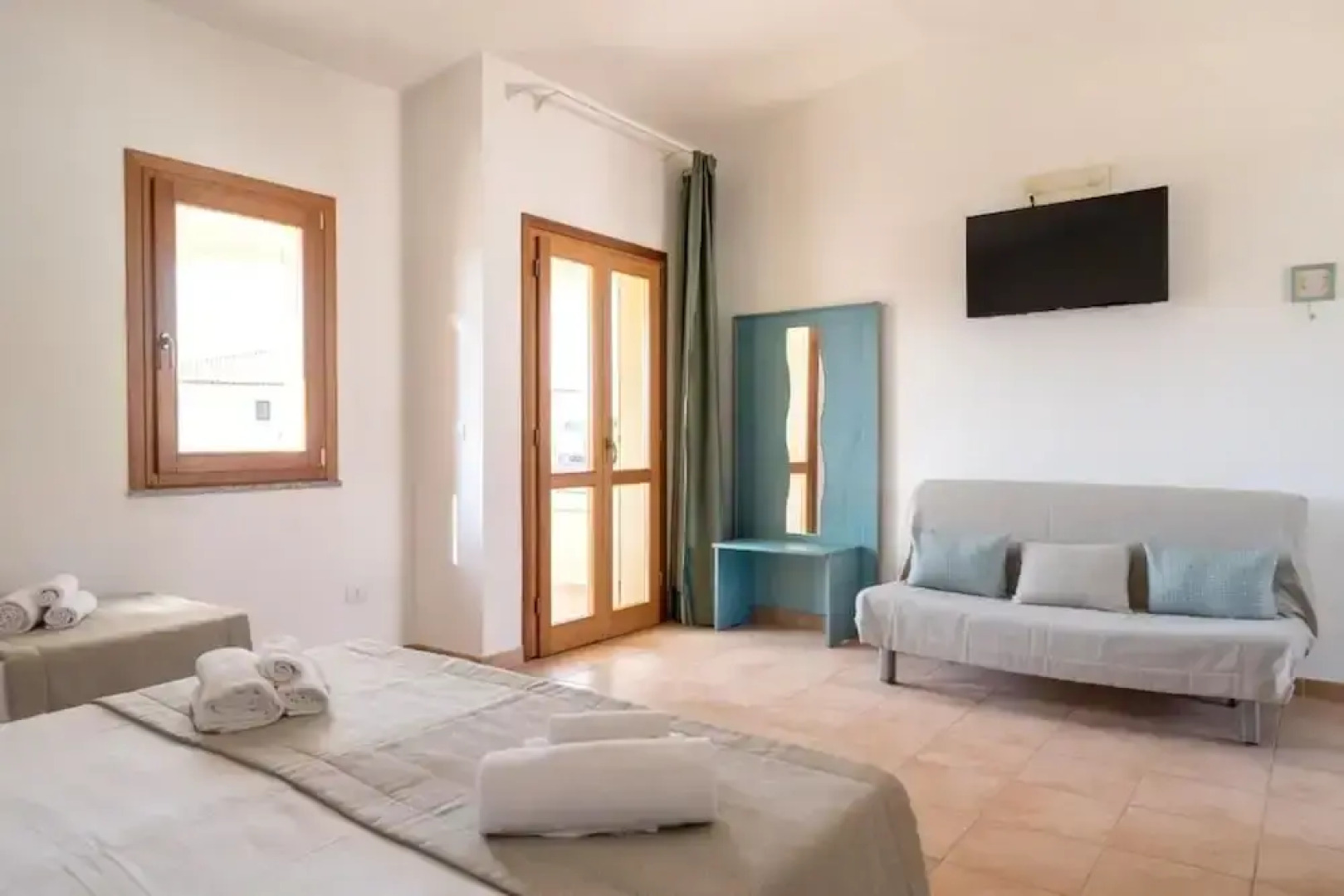 Hotel with swimming pool just 300 mt from the Baia delle Mimose-beach