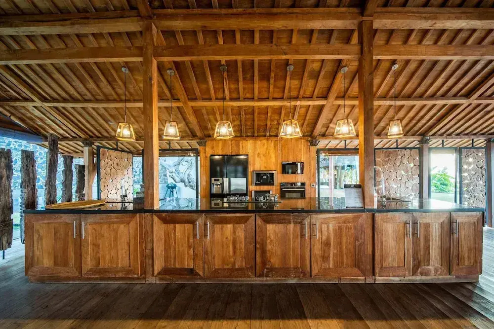 Palatial Wooden Villa, 4br, Lovina