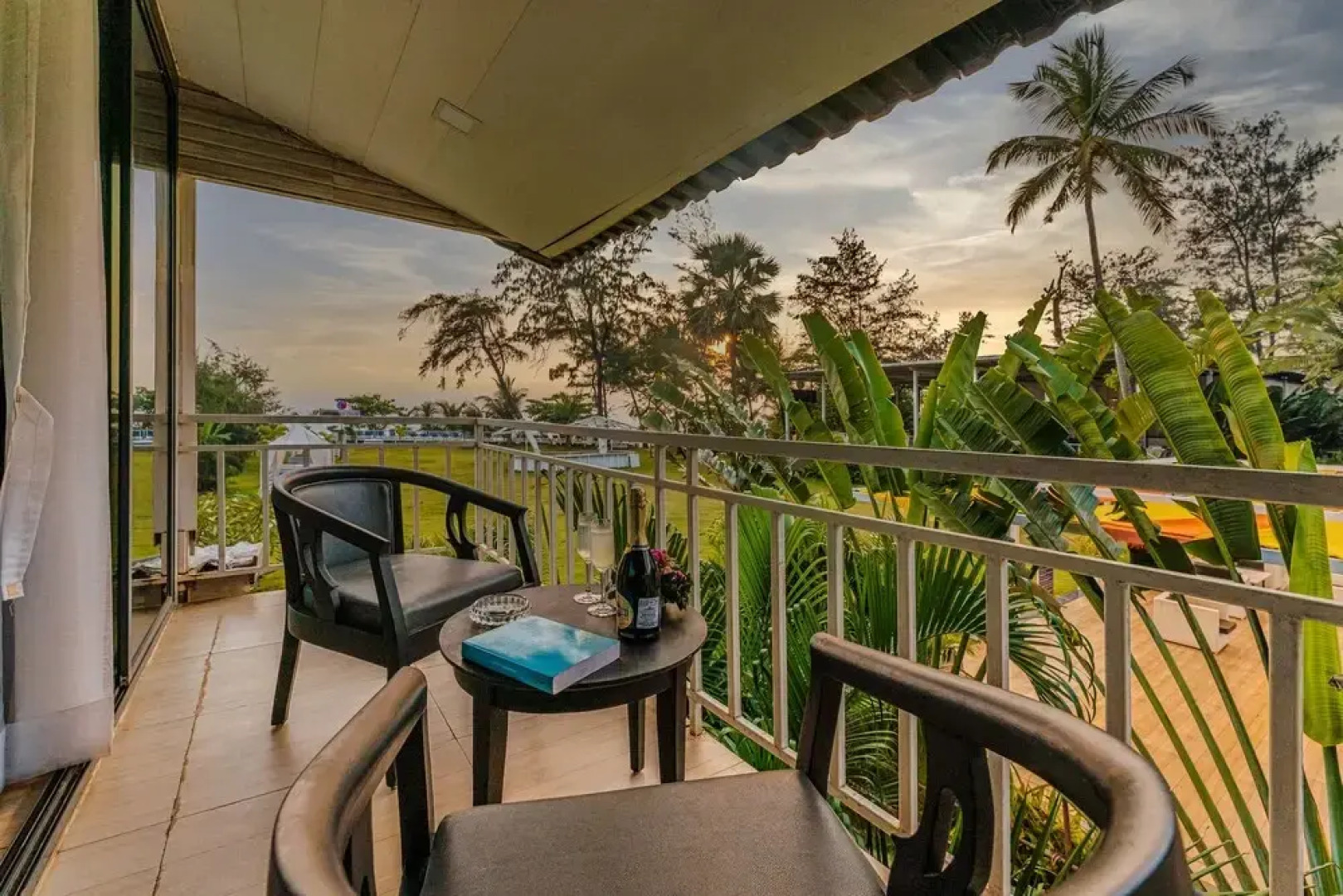 Foxoso La Beach Resort & Spa