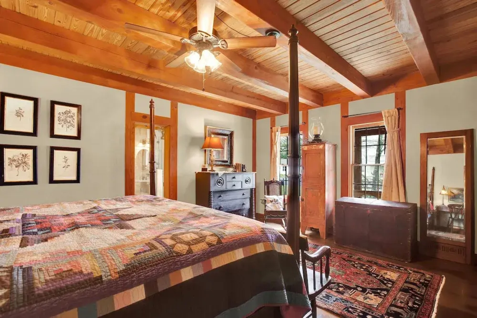 Luxury&location! 1 Blk to Main St W/hottub&firepit