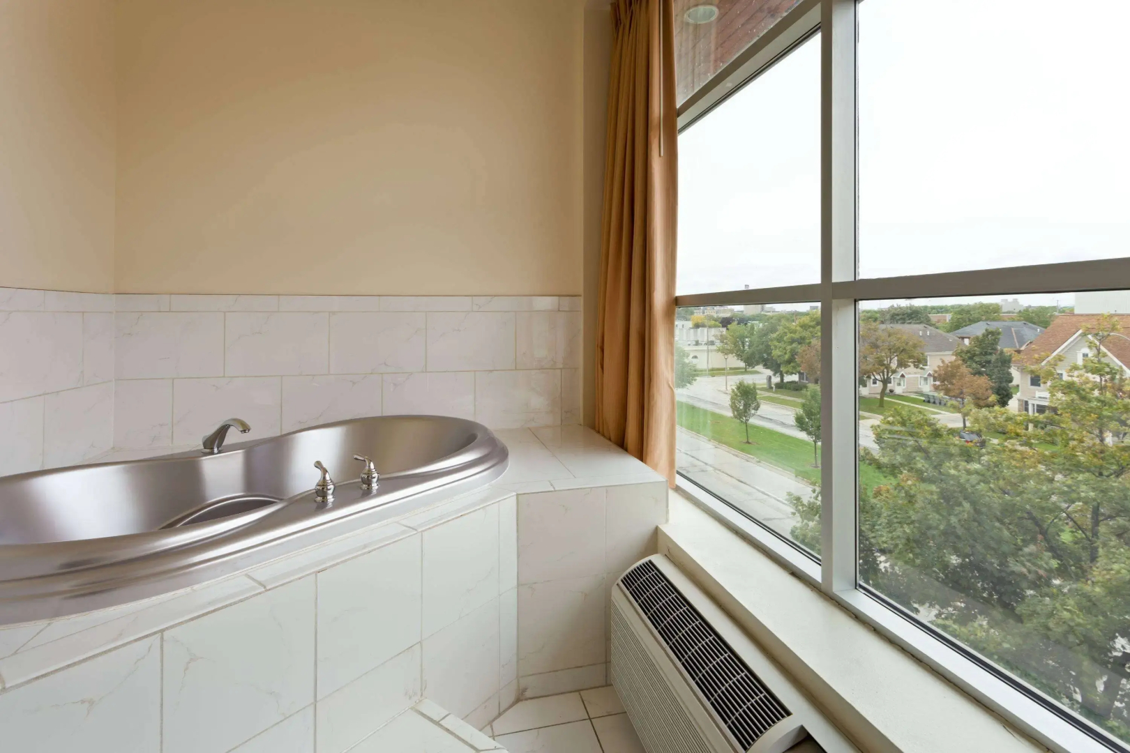 Days Inn & Suites by Wyndham Milwaukee