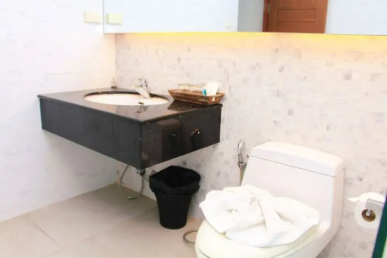 CAPITAL O 1088 Golden Dragon Beach Resort