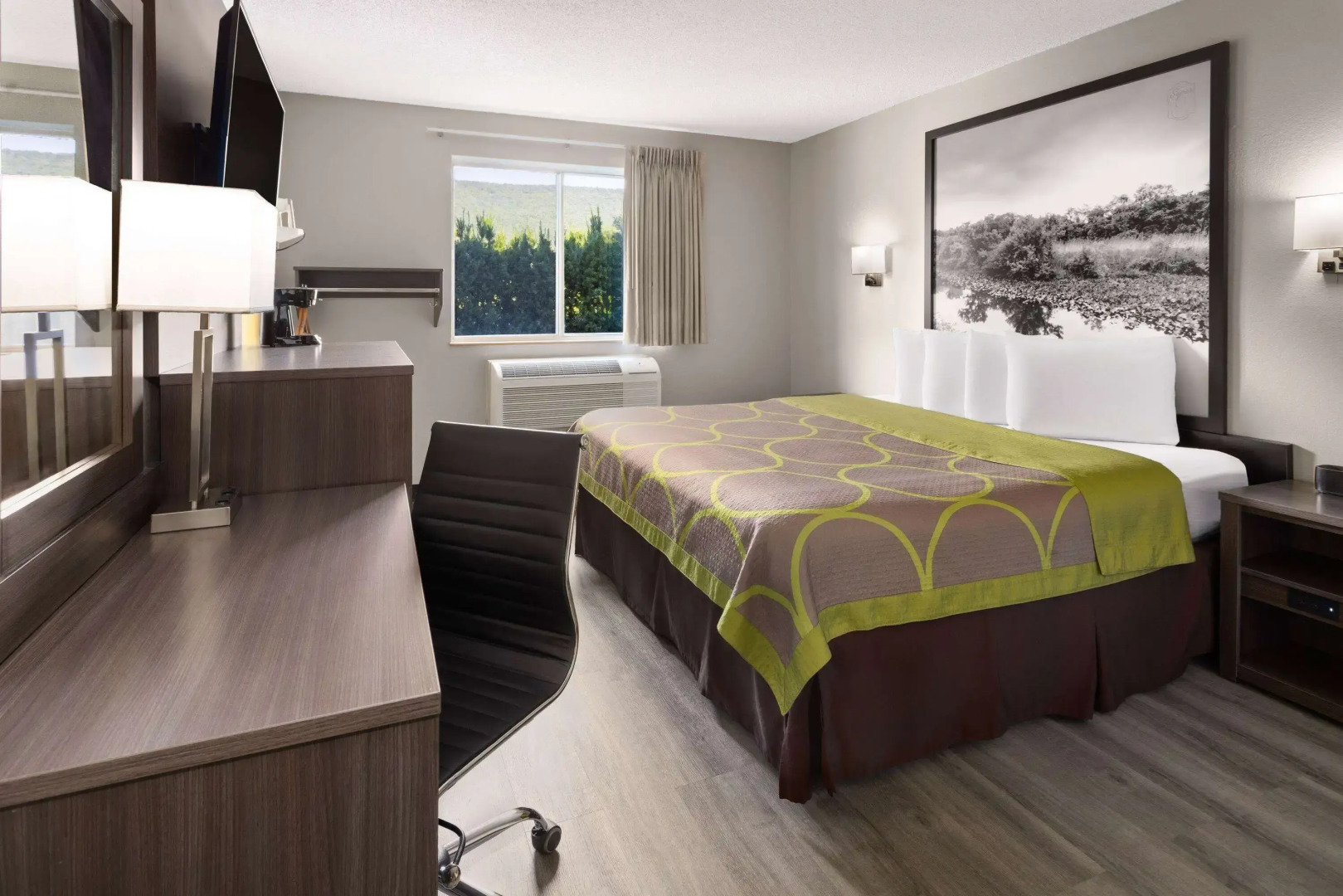 Super 8 by Wyndham Burnham/Lewistown