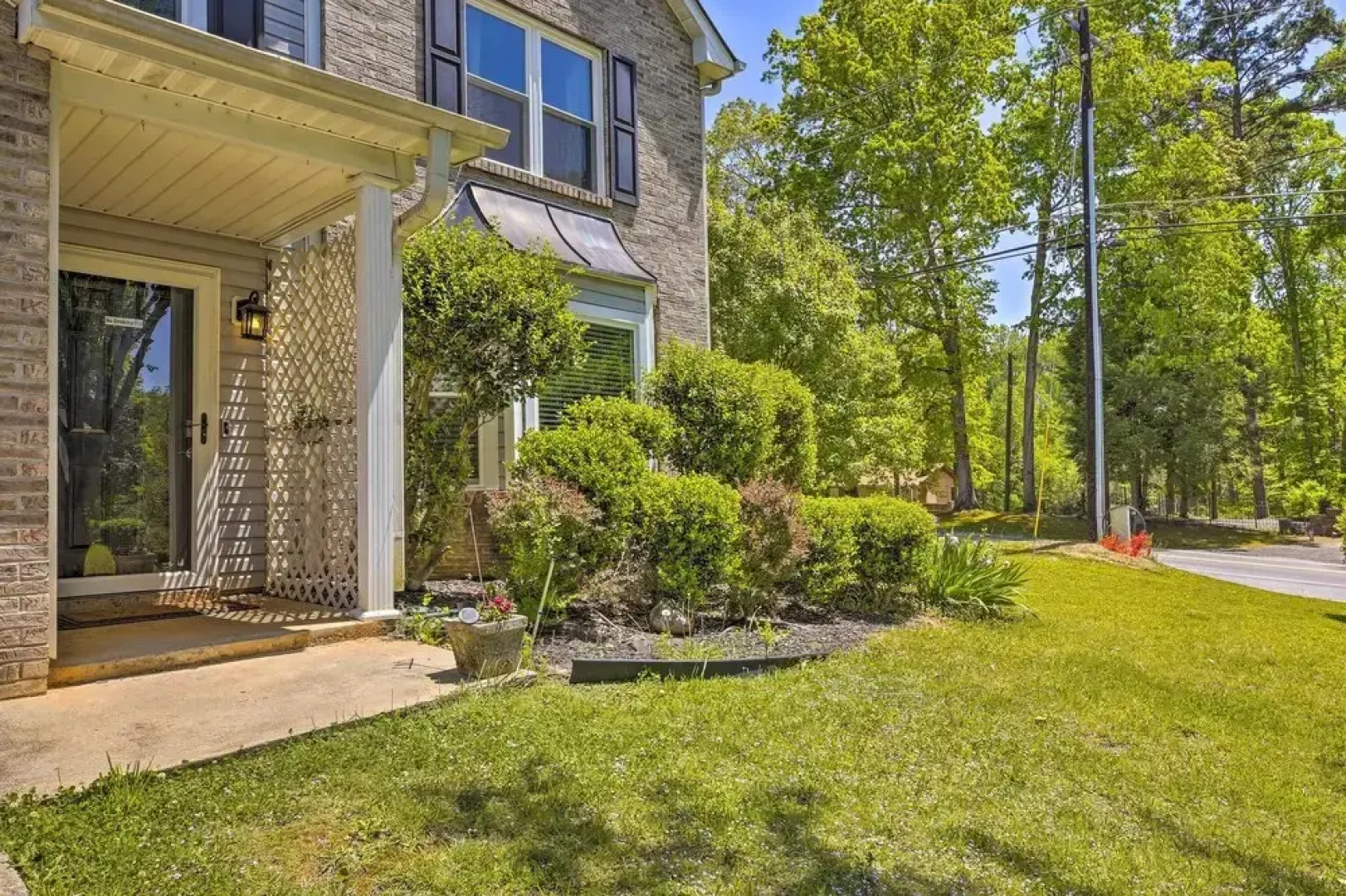 Pet-friendly Home w/ Yard ~ 15 Mi to Atlanta!