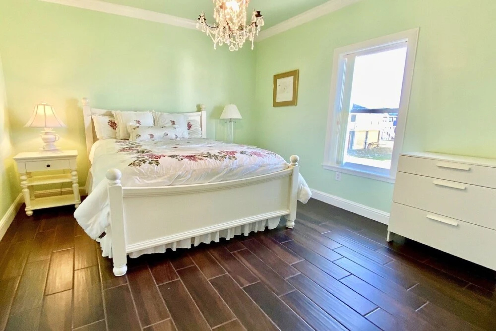 1 Driftwood 4 Bedroom Home by Redawning
