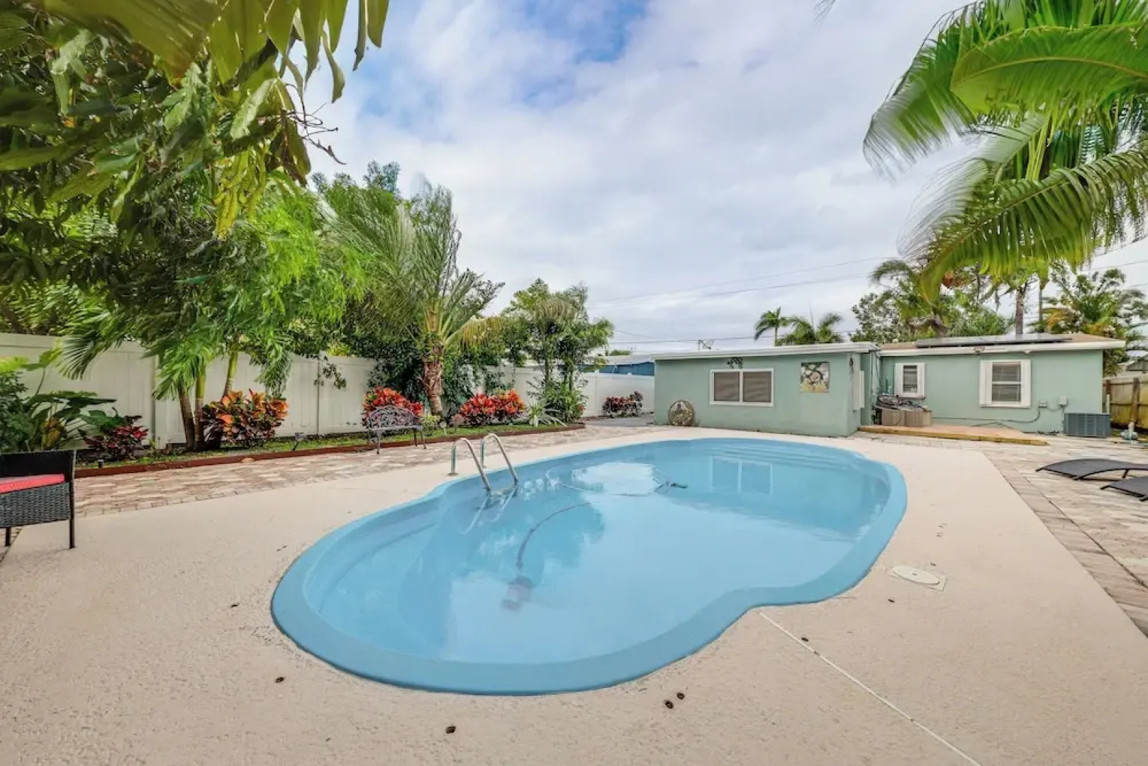 1 Mi to Beach: Sunny Lantana Cottage w/ Pool!