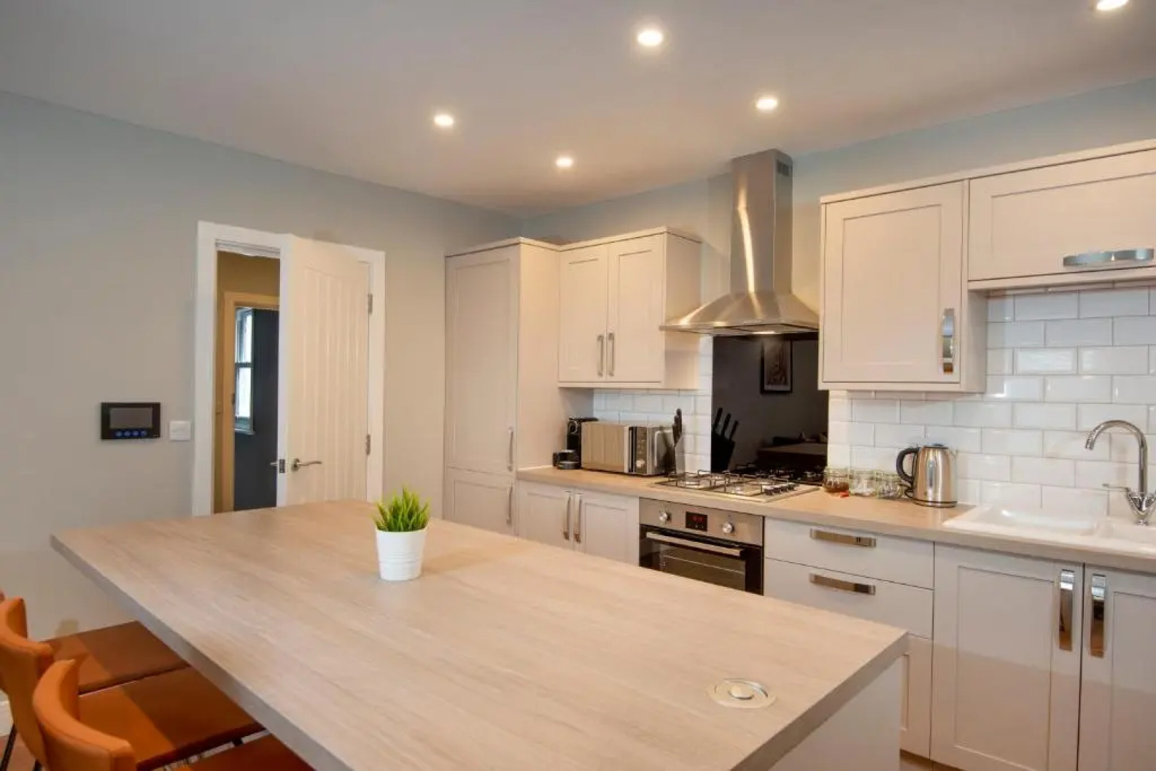 Oliverball Serviced Apartments - Flat D - Modern, top floor, 2 bedroom, 2 bathroom apartment in Central Southsea