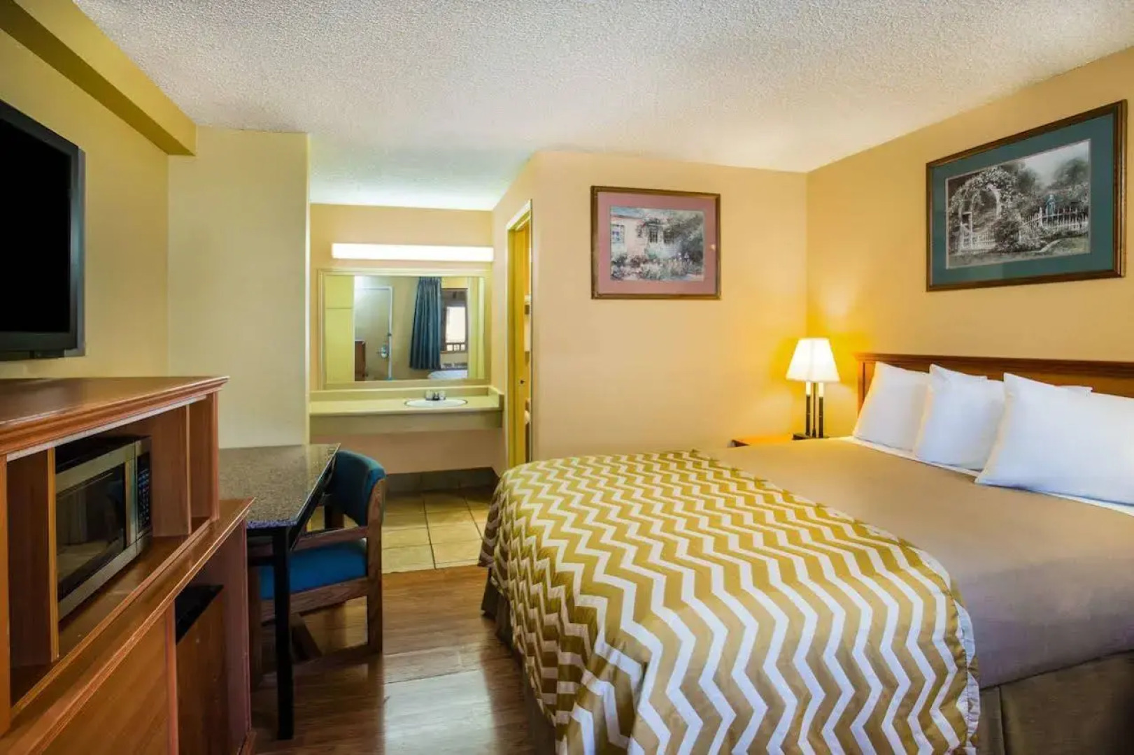 Travelodge by Wyndham Tacoma Near McChord AFB