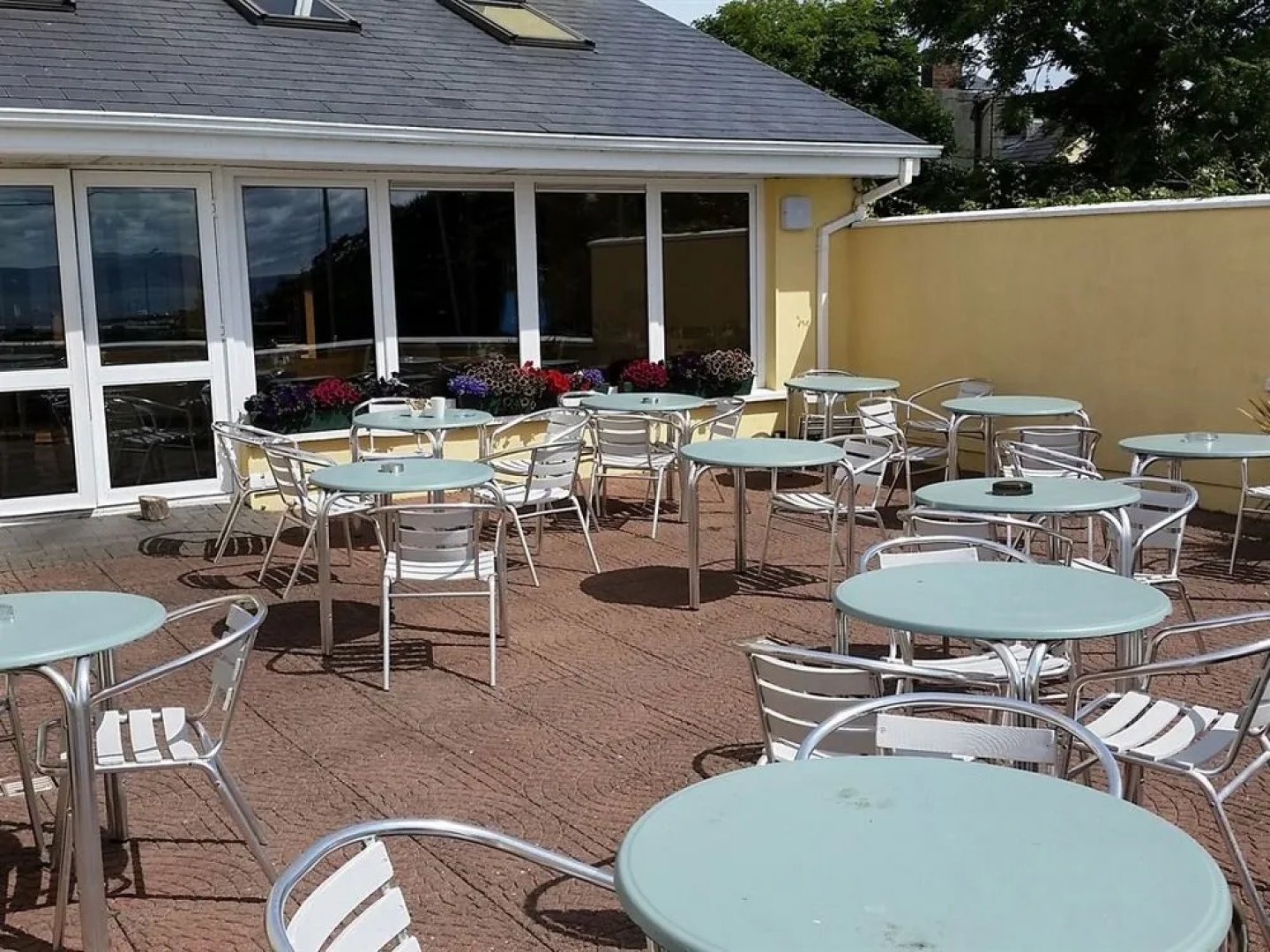 An Crúiscín Lán Hotel