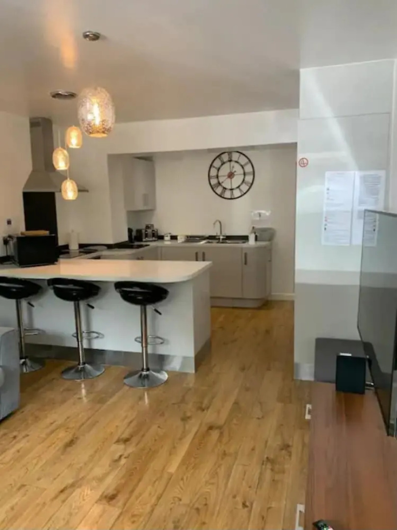 Immaculate 2-bed Apartment in Leigh