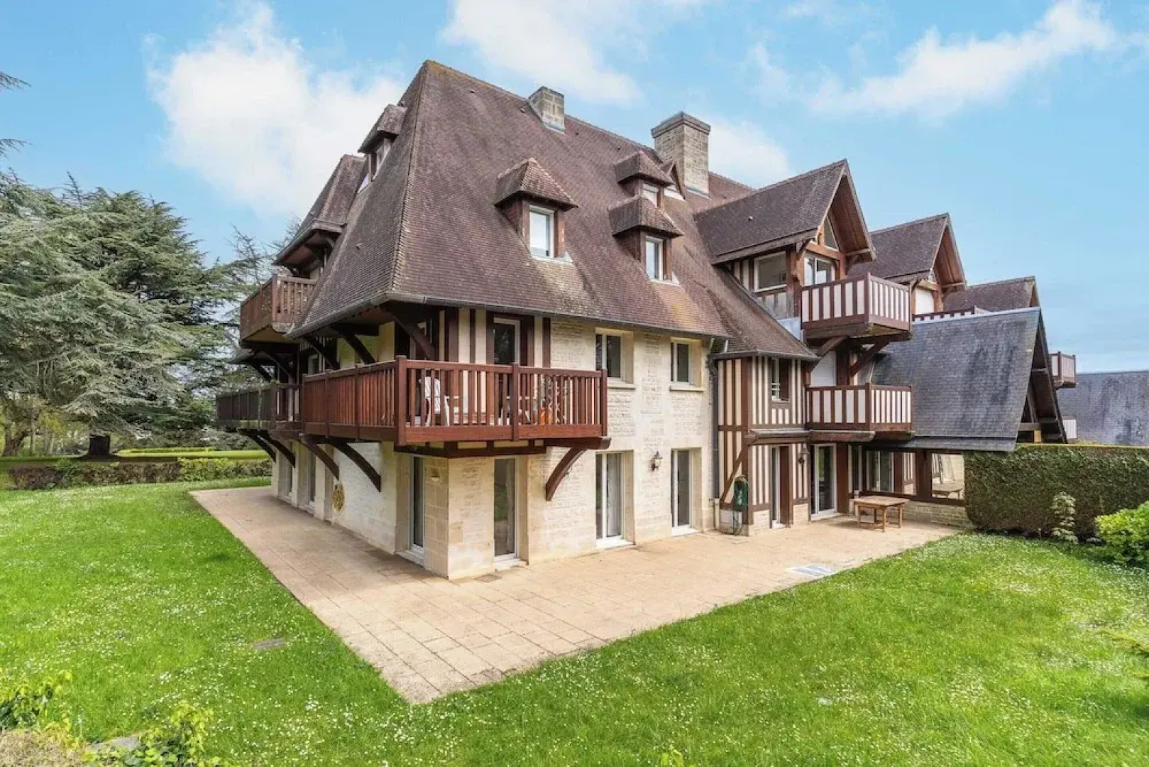 Luxury Haven With Pool, Tennis and Large Garden