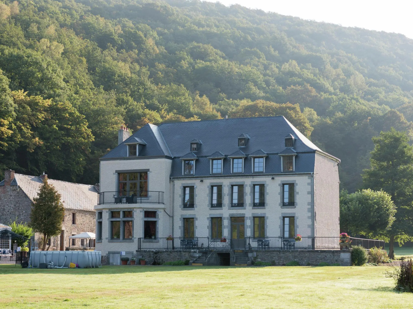 Attractive Castle in Vireux-Wallerand with Garden