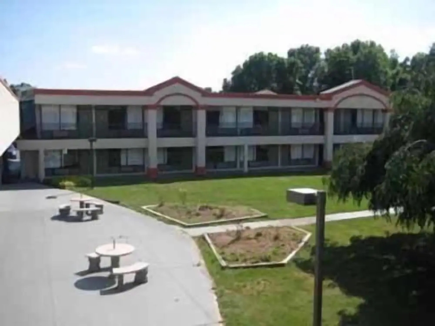 Red Carpet Inn & Suites