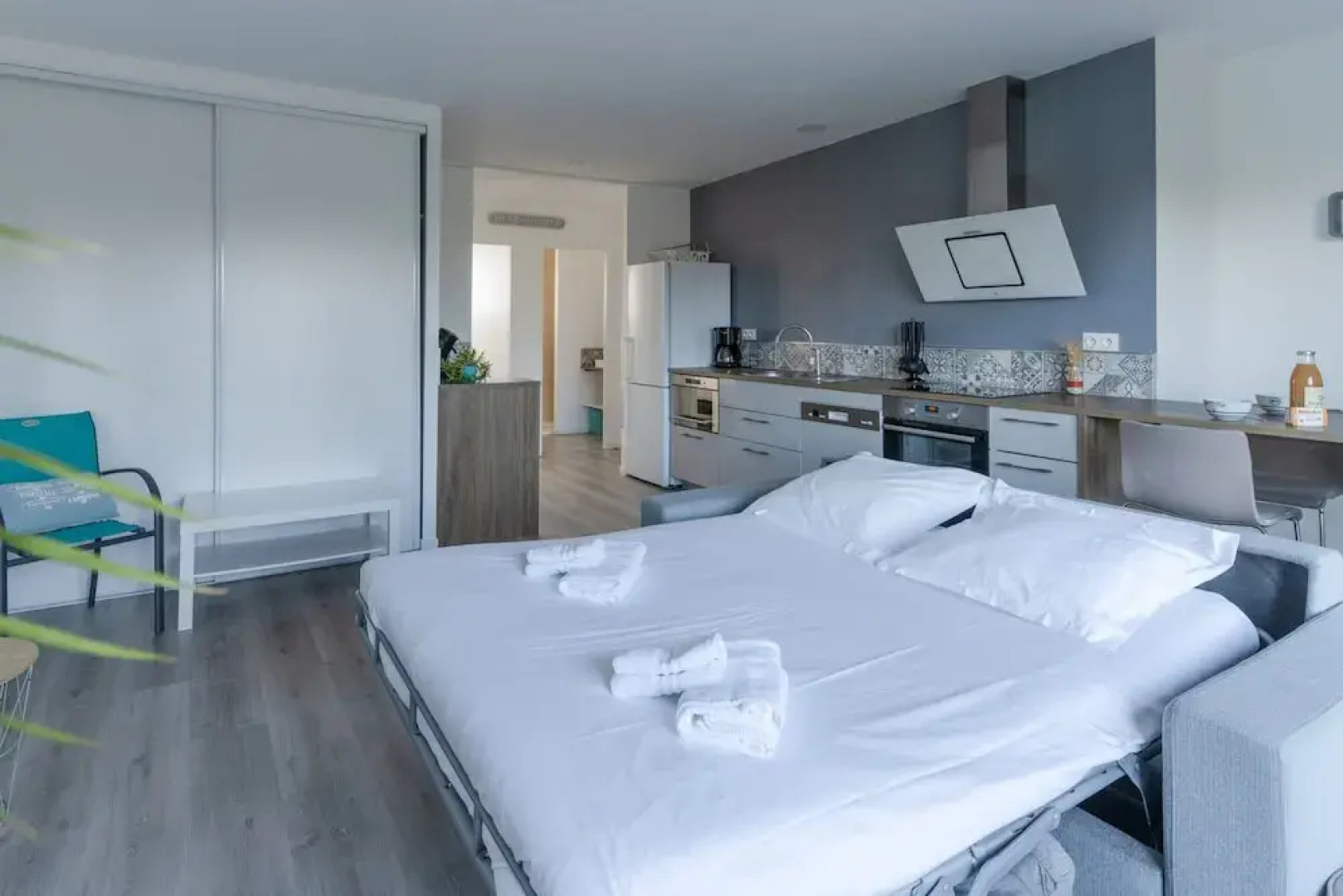 Nice 2-room Apartment With sea View Near the Beach