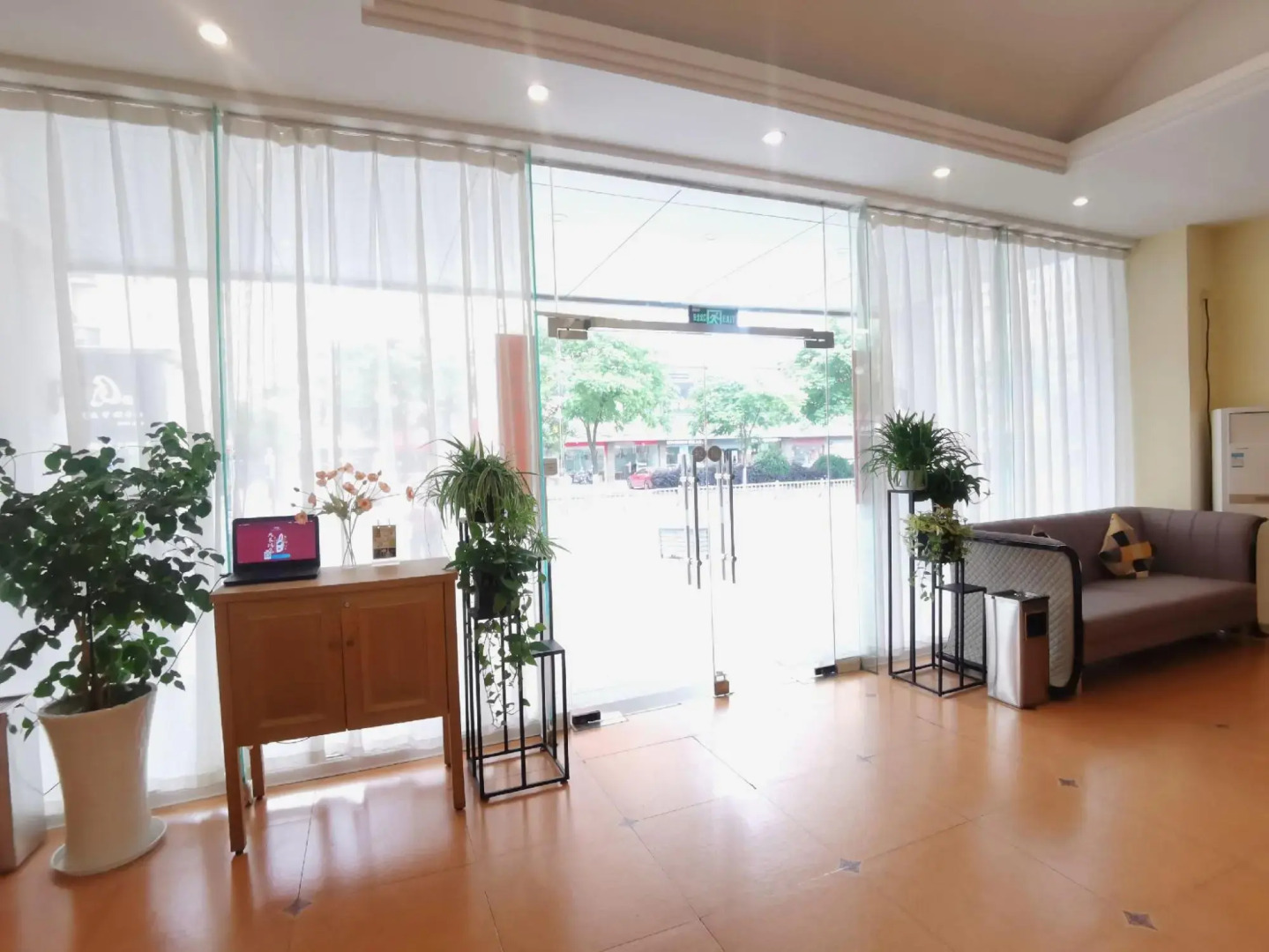 Homeinn Hotel (Wuxi Binhu Commercial Street Taihu Yuantouzhu Scenic Area)