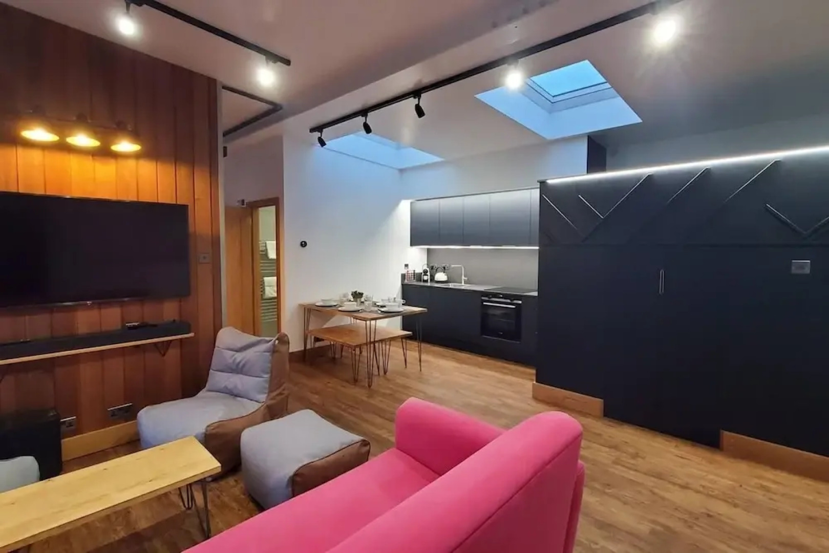 The Cedarwoods - Luxury Studio for 5!