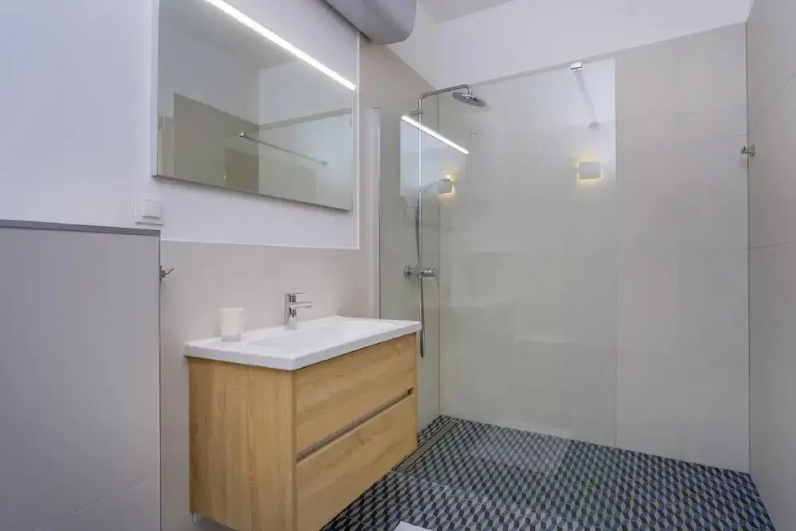 Impeccable 4-bed Apartment in Osor