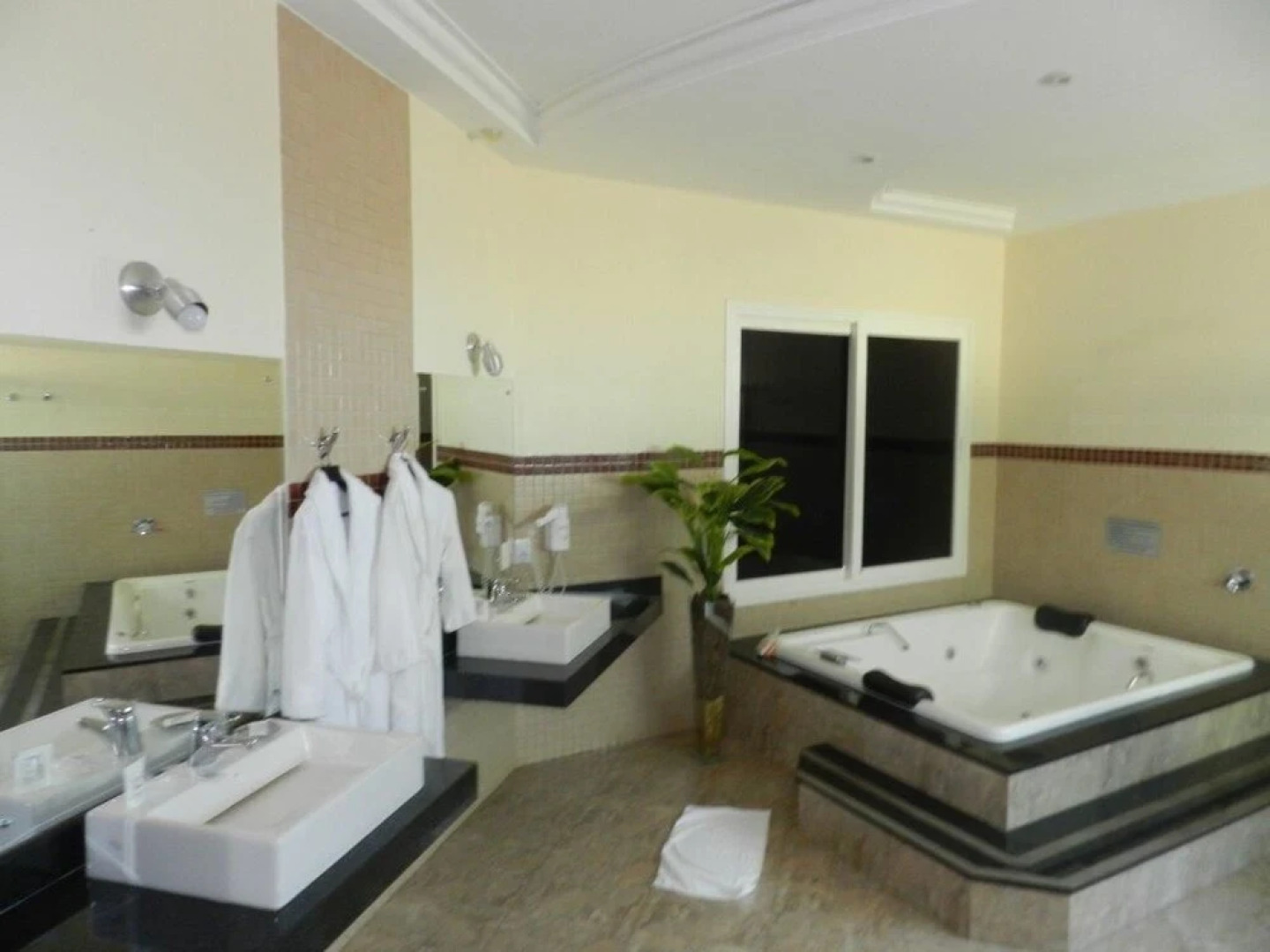 Paradise Inn Hotel e Lazer