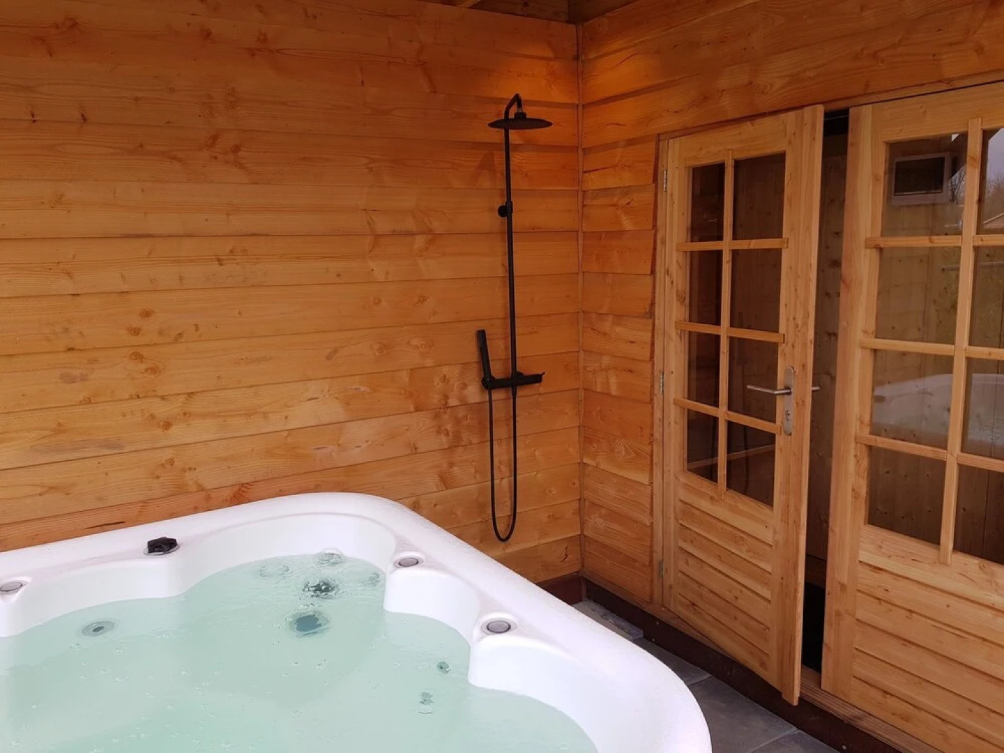 Nice Holiday Home with Sauna & Hot Tub near Wadden Sea