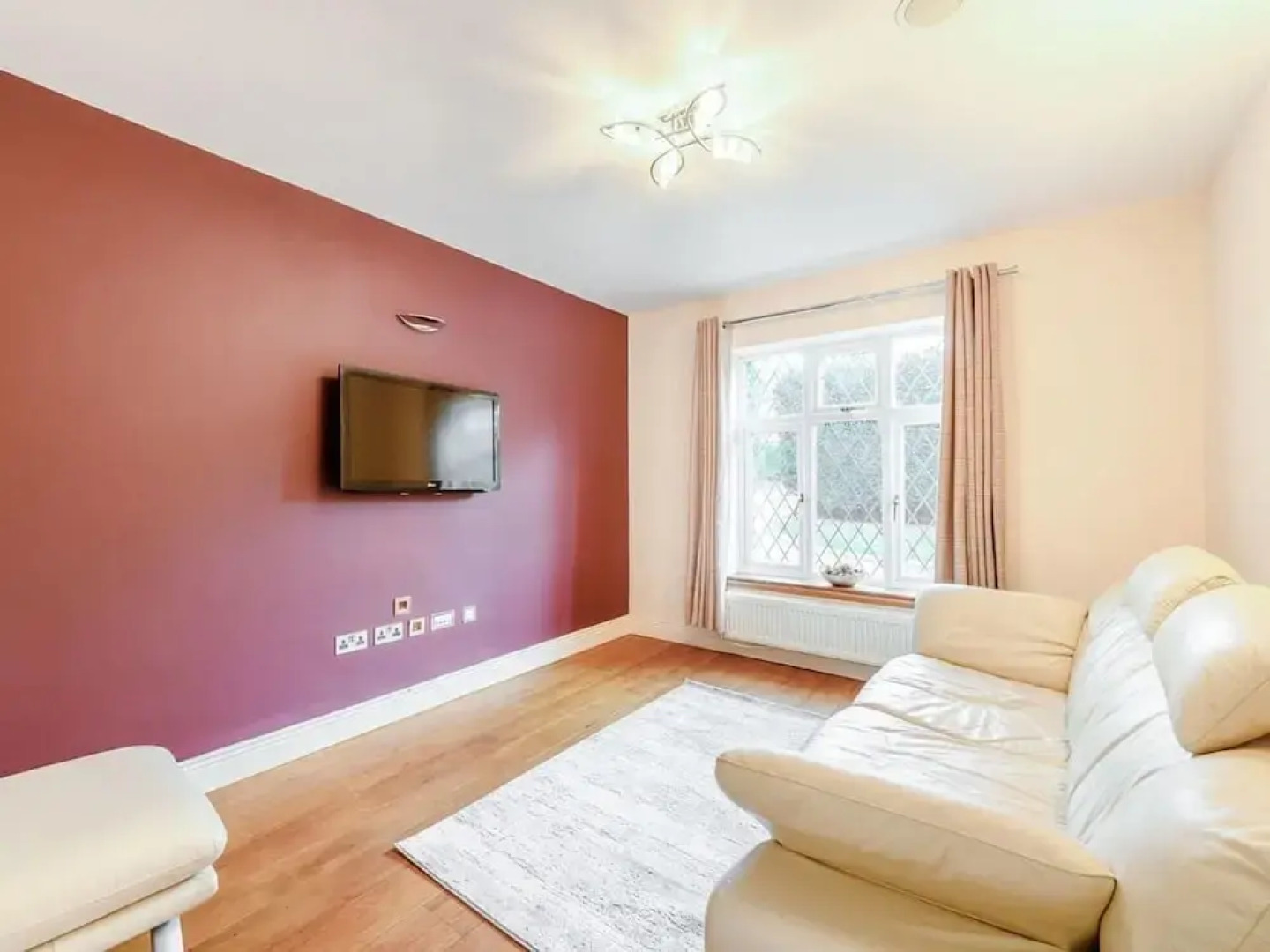 6 Bed House - Sleeps 11 - Pets - Garden - Parking