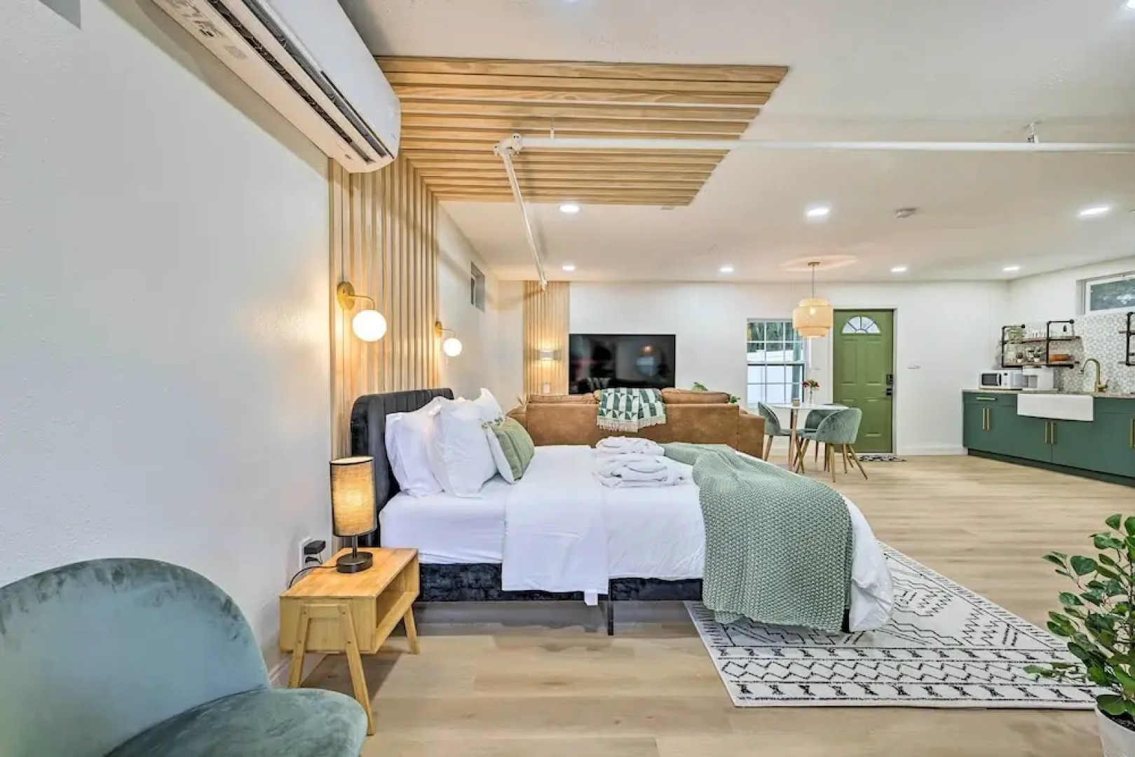 Cozy Brandon Guest Studio w/ Pool & Hot Tub!