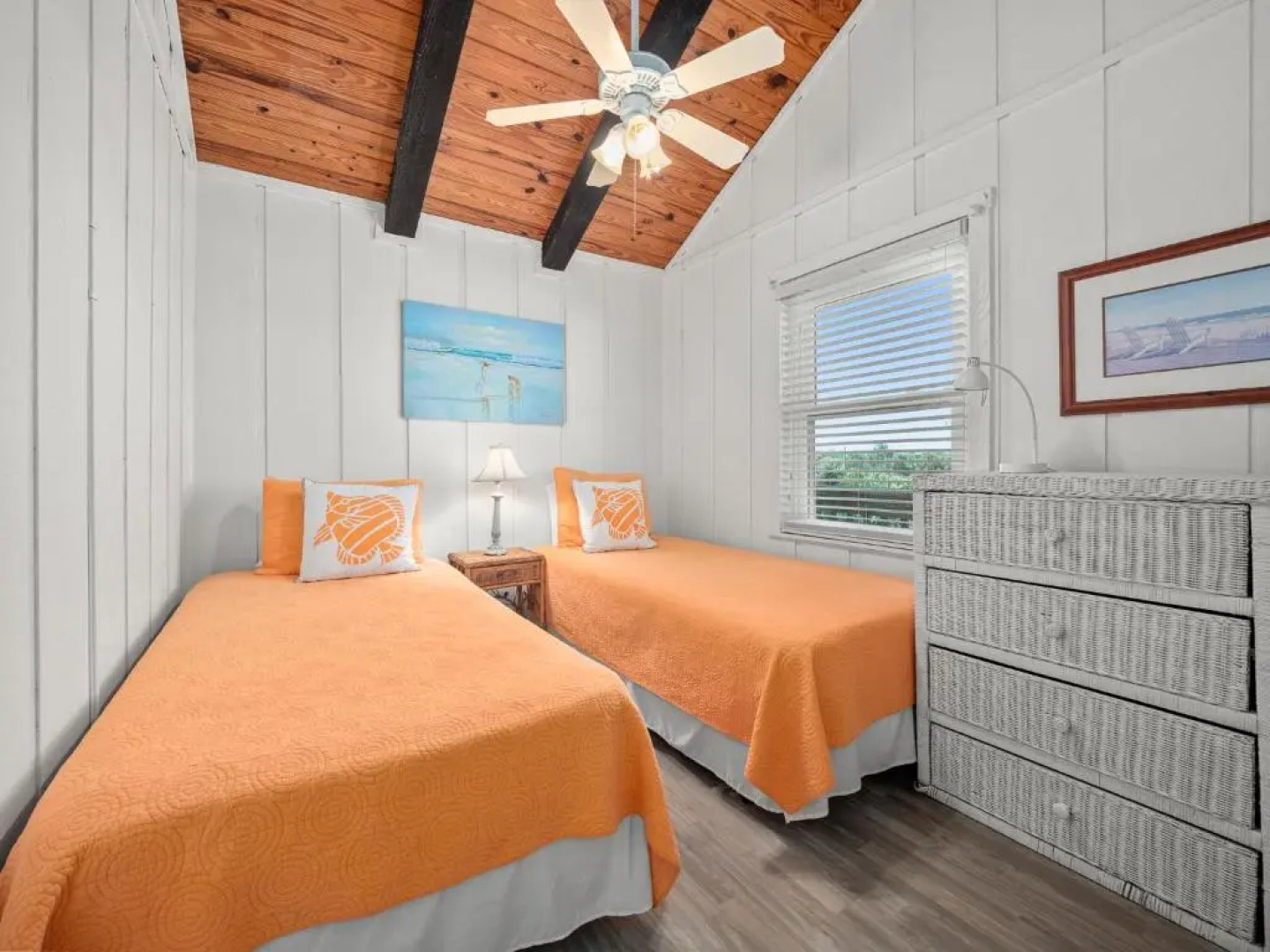 Cozy Cottage, 3 Bedrooms, Sleeps 6, Ocean Front, Pet Friendly, WiFi