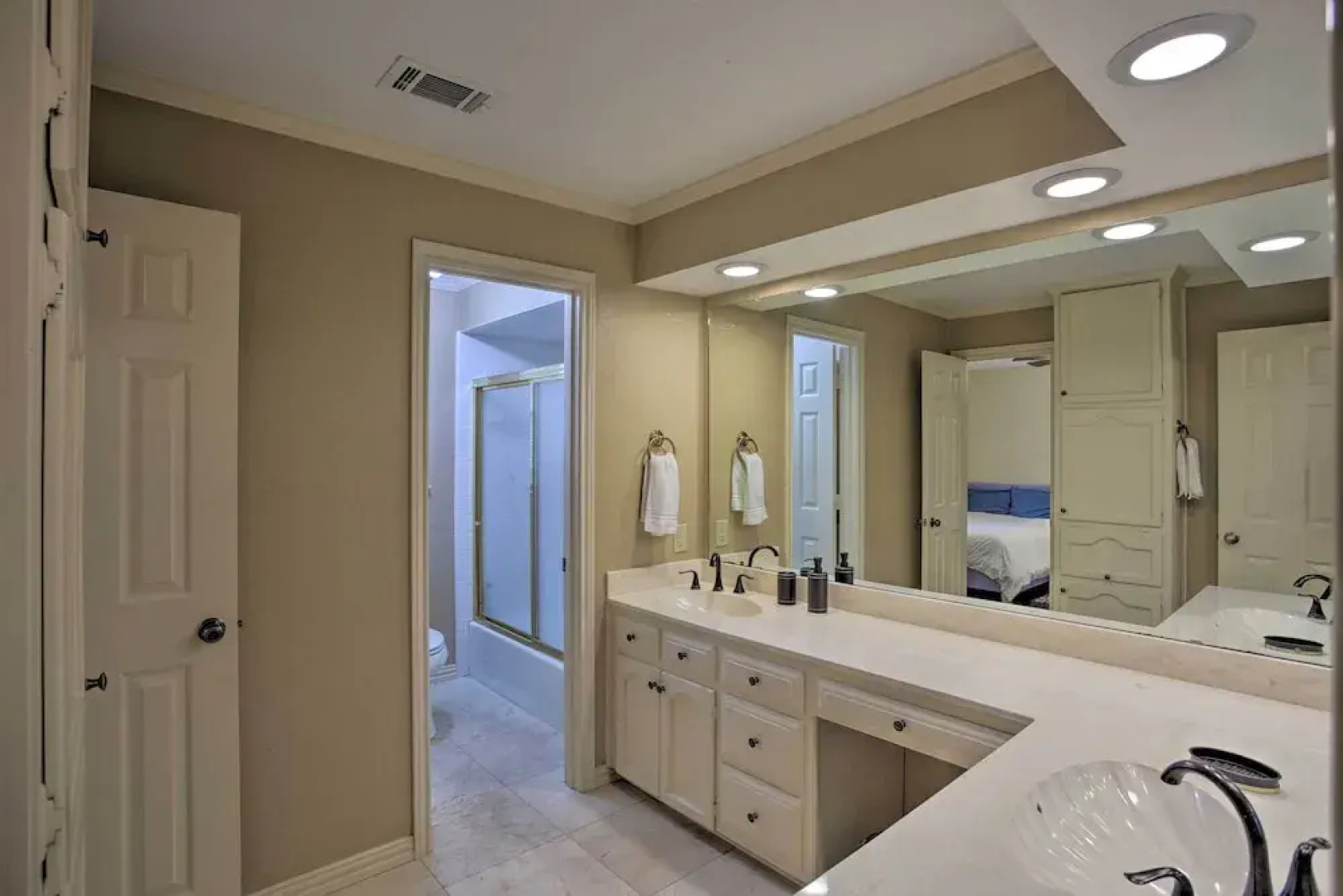Pool Table, Patio & Grill: Idyllic Mckinney Home