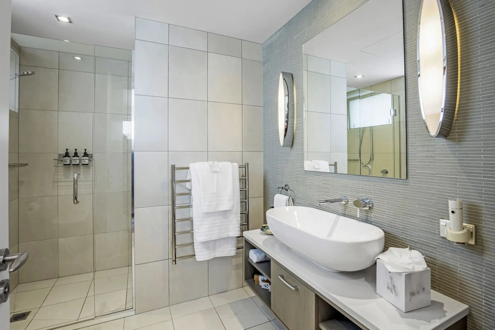 The Rees Hotel, Luxury Apartments & Lakeside Residences