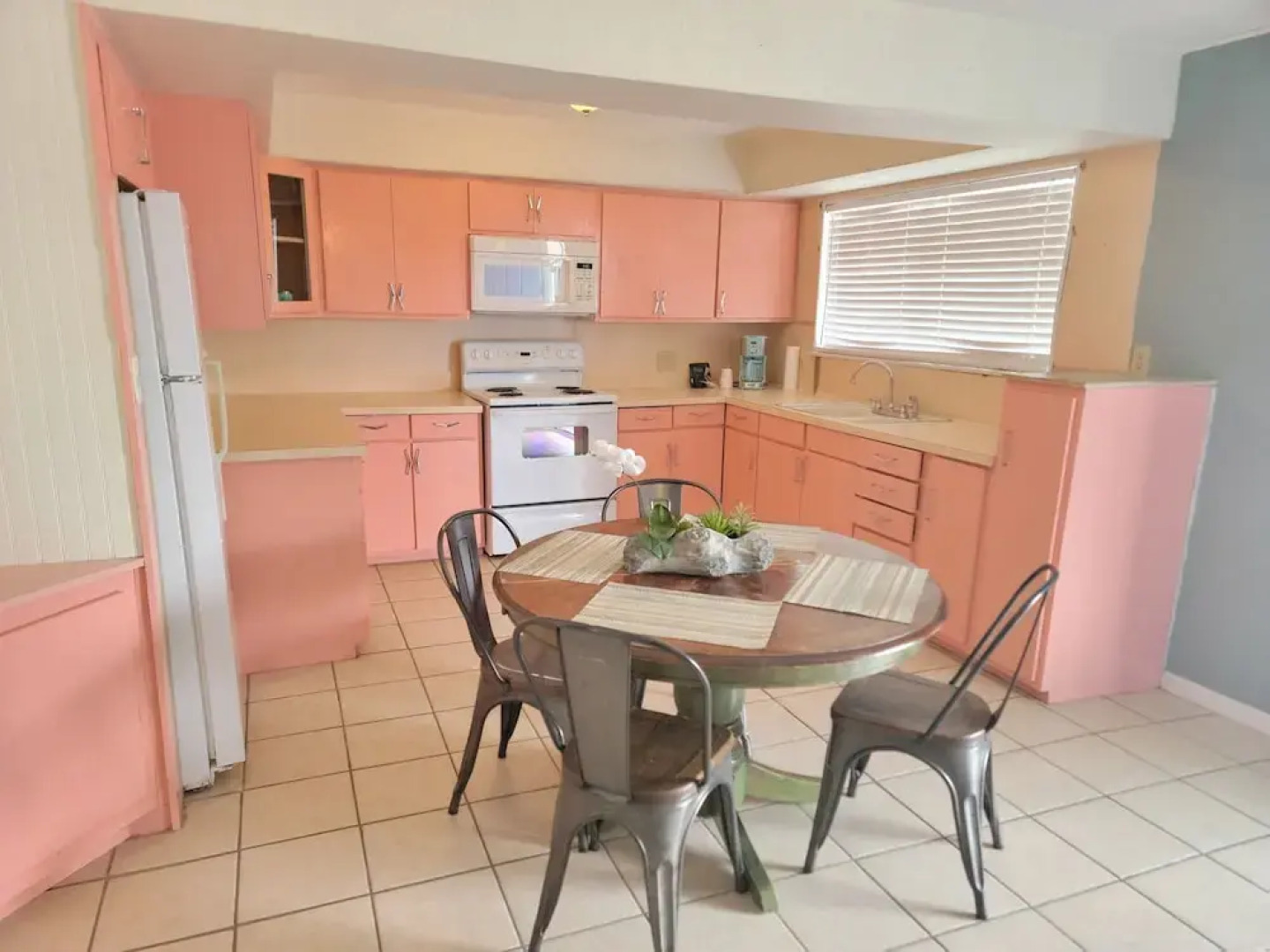 Upper Deck Hotel and Bar - Adults Only