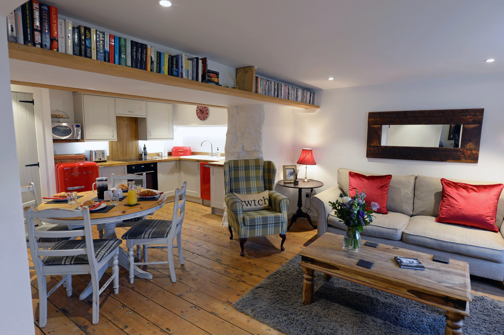 The Cwtch - Luxury Cottage, Sea Views, Pet Friendly