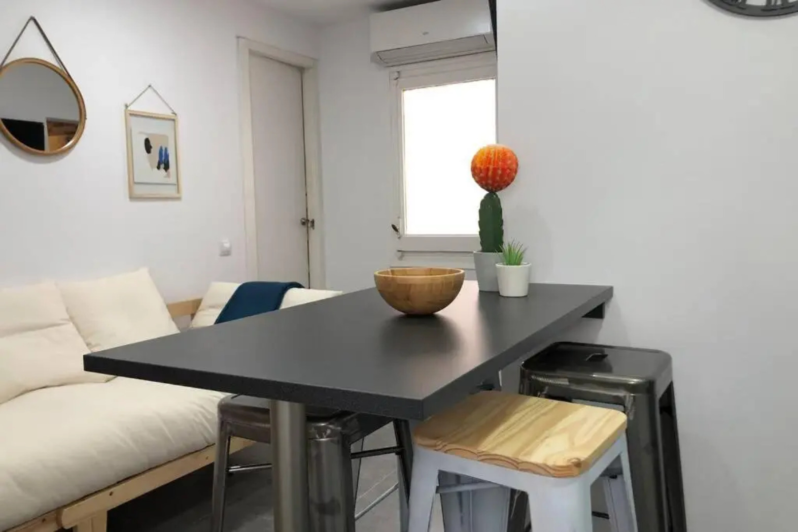 M4 Cool Terrace. 1 min to metro. 15 min to center