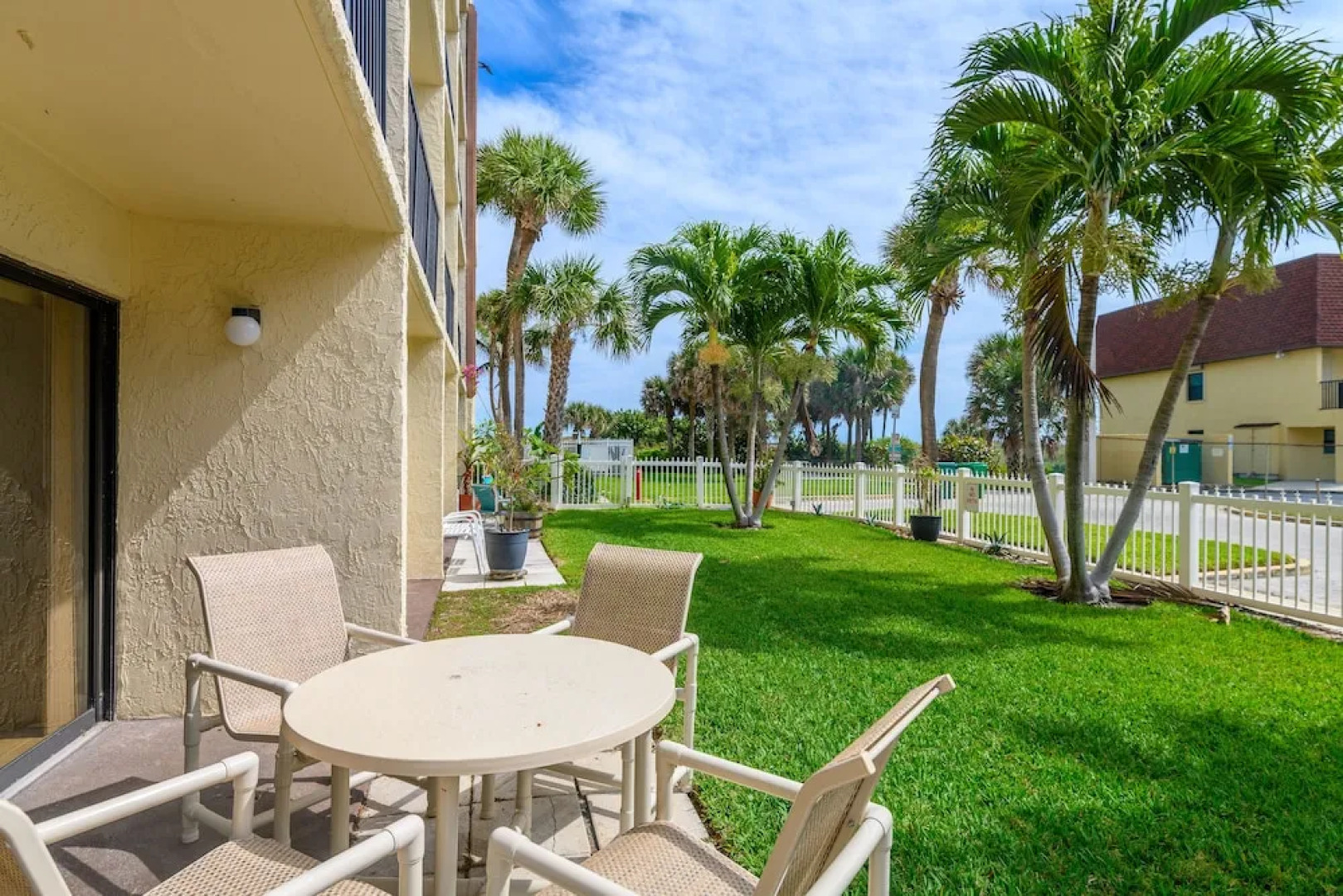 Chateau by the Sea - Happy Palm Stays