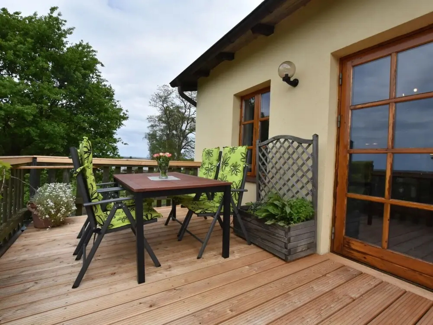 Ethereal Apartment in Stove With Garden