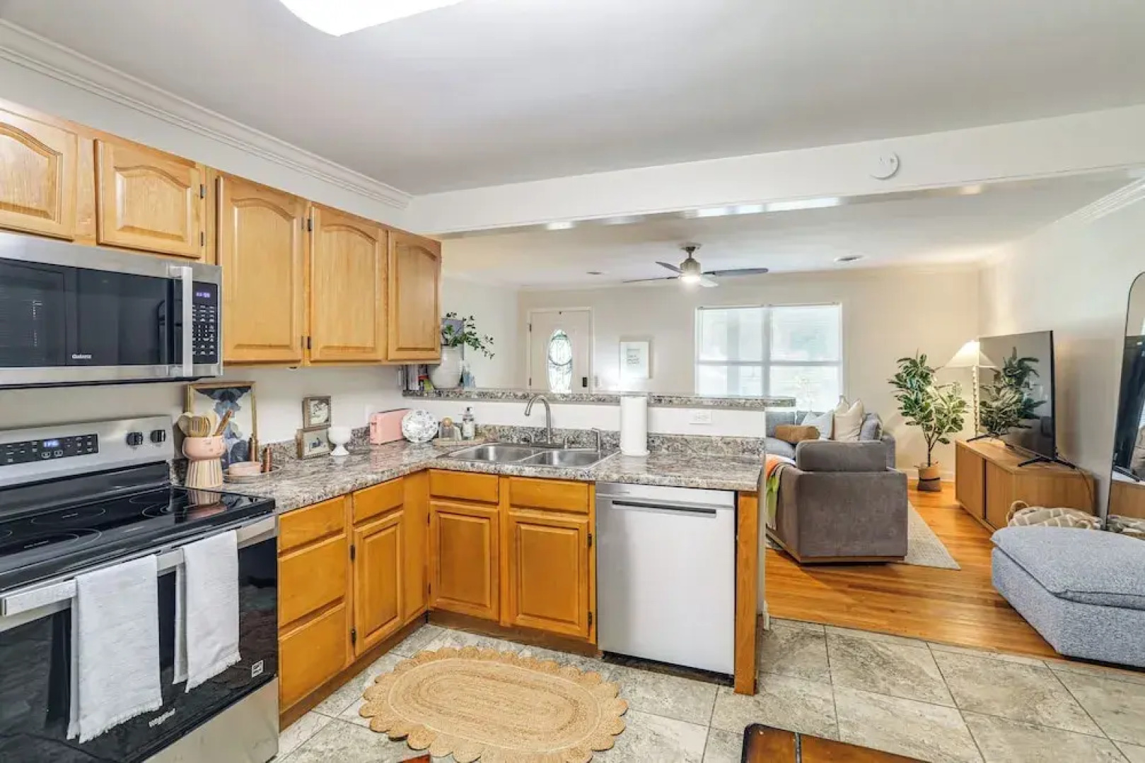 < 1 Mi to Ole Miss! Serene Home w/ Large Yard