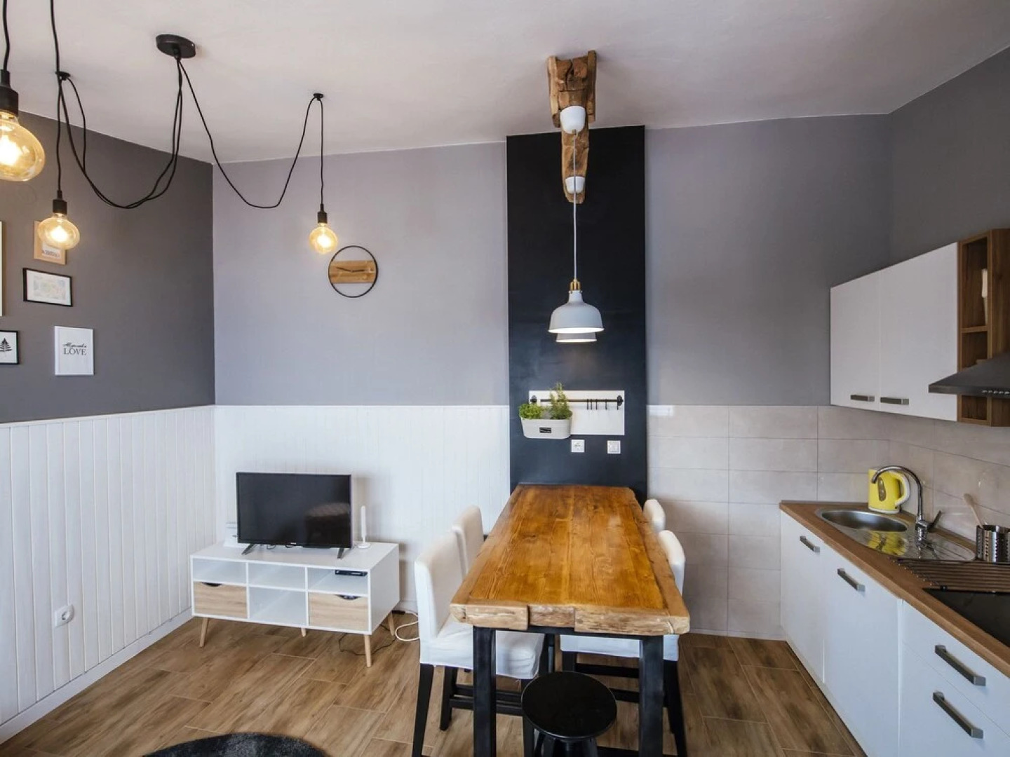 Charming Holiday Home in Razanac with Terrace