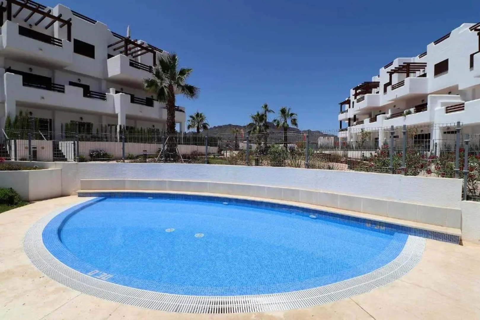 Casa de Femmie apartamento de lujo terraza jardín y piscina comunitaria