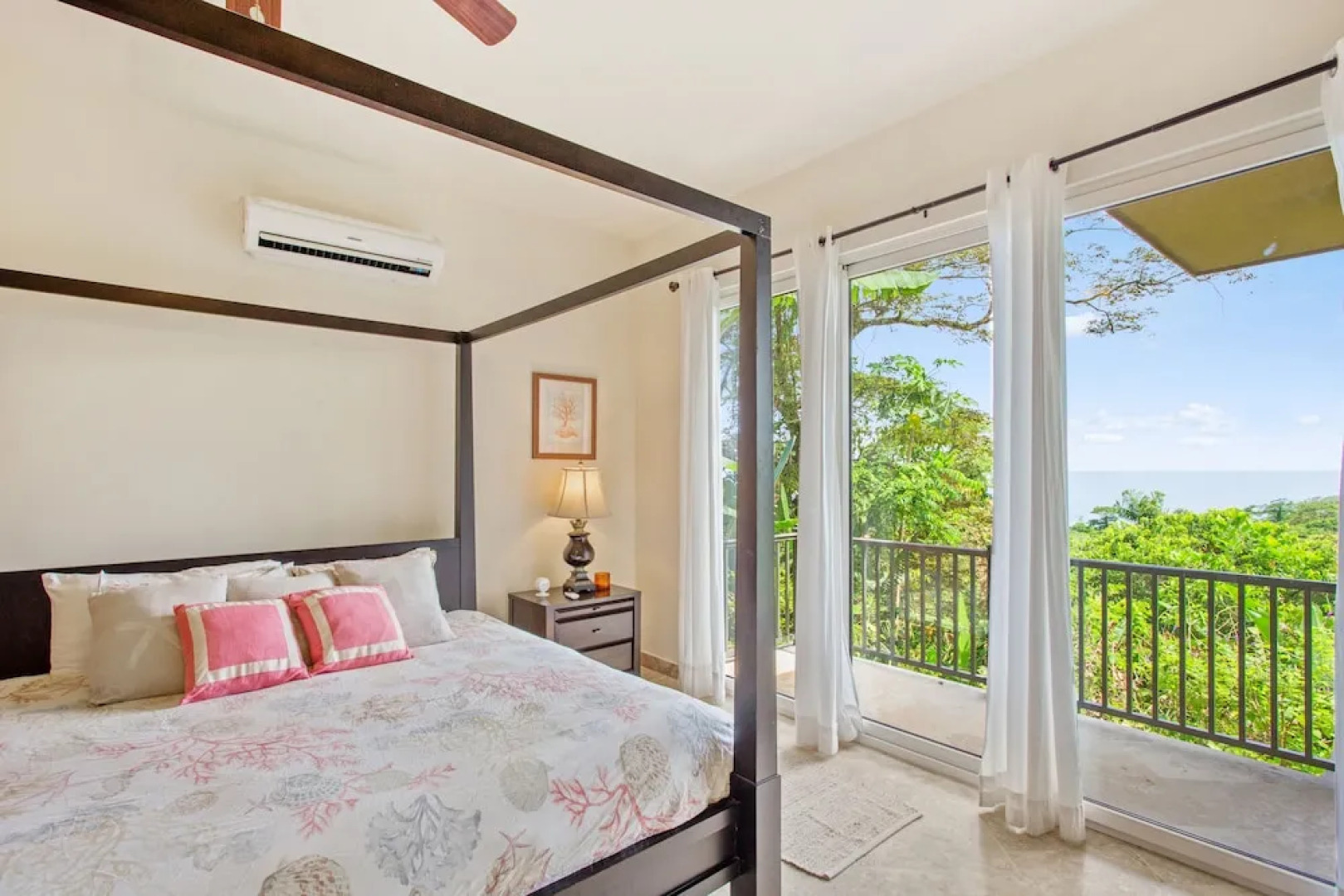 The Island Hub at Red Frog Beach Resort