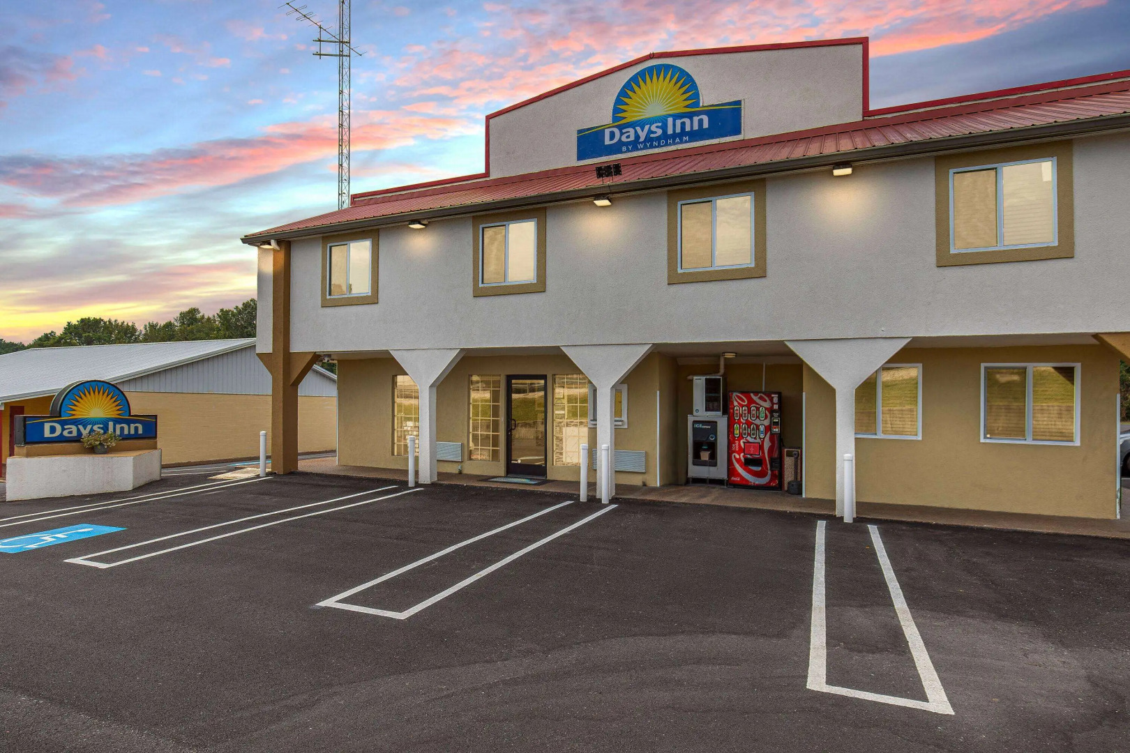 Days Inn by Wyndham Holladay