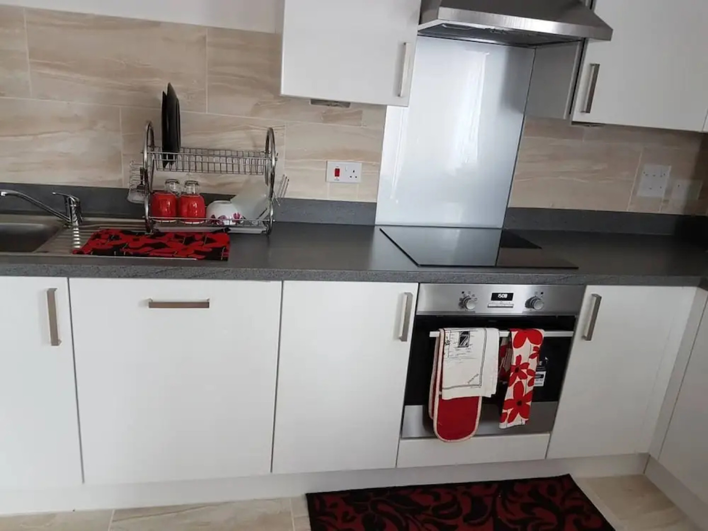 Modern Apartment Minutes From Central London, UK