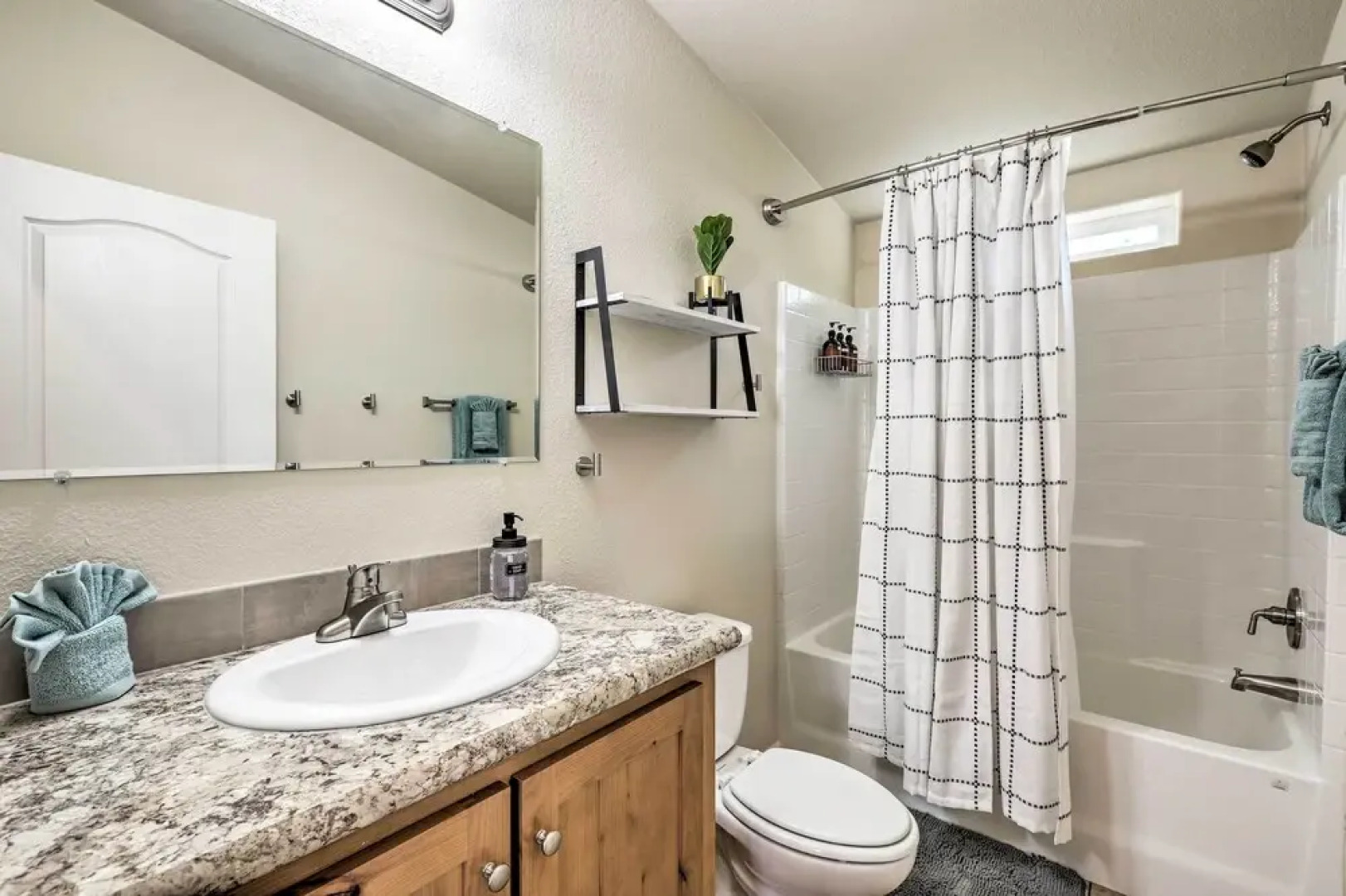 Bright & Modern Flagstaff Cottage Escape!