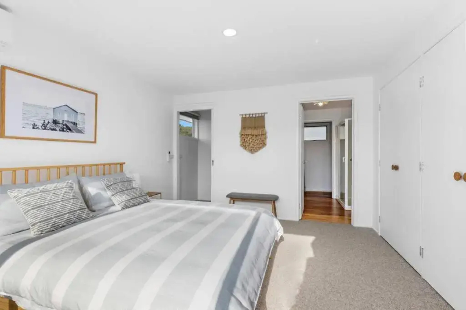 SALTWATER HOUSE - Opposite the beach and views over the lake!